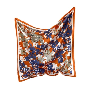 Carré de soie orange à imprimé floral bleu et vert sauge sur fond blanc éclatant