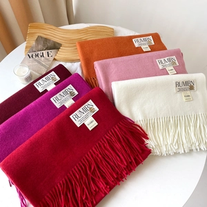Détails d'écharpes toucher cachemire colorées avec boucle en métal et étiquettes