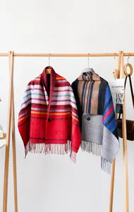Detail eines Plaid-Capes aus Kaschmir-Imitat mit Knopfverschluss und Fransen-Saum