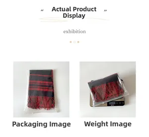 Detailansicht eines roten Karo-Schals mit Quasten, 263g schwer, in OPP-Verpackung