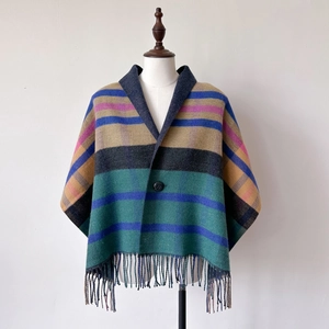 Detail eines karierten Poncho-Schals mit grauem Reverskragen, Knopf und Fransenbesatz