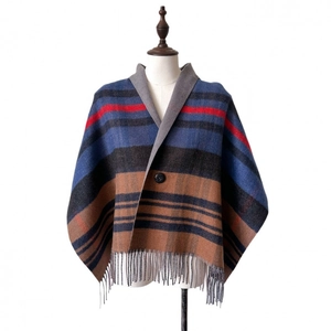 Damen Karo-Poncho-Schal mit Farbblockstreifen, Fransen-Saum und Knopfverschluss