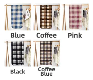 Detailansicht karierter Kaschmir-ähnlicher Schals in Blau, Braun, Rosa und Schwarz