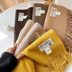 Écharpe douce en imitation cachemire avec franges et badge métallique aux tons camel chic