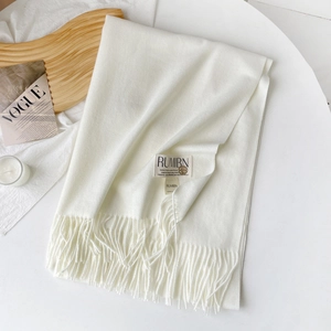 Écharpe élégante blanc cassé style cachemire avec franges et logo pour un look hivernal chic