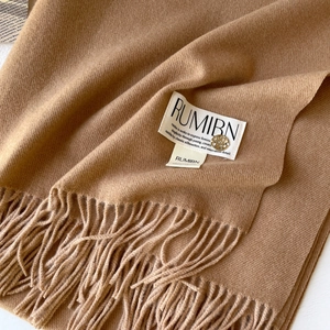 Écharpe élégante en cachemire synthétique camel avec franges et étiquette tissée sobre
