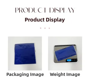 Detail eines blauen Chiffon-Hijabs in Verpackung mit digitaler Gewichtsanzeige