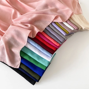 Nahaufnahme von mehrfarbigen Perlen-Chiffon-Hidschabs mit weicher Textur und Faltenfall