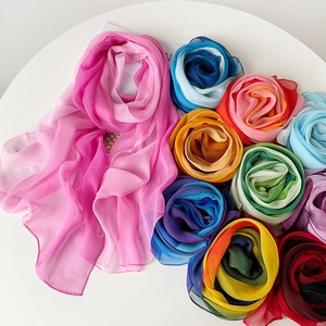 Nahaufnahme leichter Chiffonschals mit Regenbogen-Farbverlauf und hochwertiger Saumverarbeitung