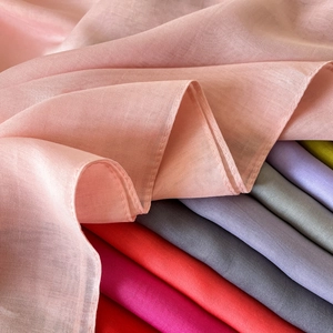 Nahaufnahme von Perl-Chiffon-Hidschab mit glatter Textur und hochwertigen Saumkanten