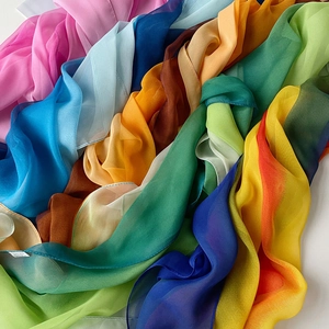 Detailansicht bunter Schal aus 100% seidigem Polyester mit feinen Rollkanten