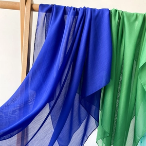 Detaillierte Textur von leichten Perl-Chiffon-Hijab-Schals in Blau- und Grüntönen