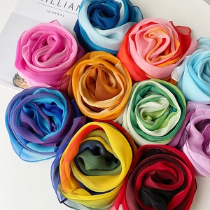 Detaillierte Makroansicht bunter Chiffonschals mit Farbverlauf in Blumenform