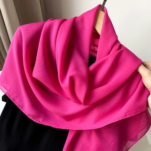 Detail des fuchsiafarbenen Chiffon-Kopftuchs mit feinen Säumen und leichtem Stoffgewebe
