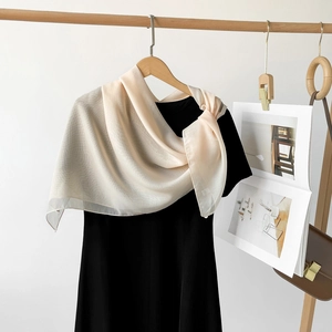 Detailansicht beige Perlschiffon-Kopftuch mit weichem Faltenwurf und feiner Textur