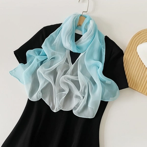 Detailansicht des hellblauen Chiffon-Schals mit Farbverlauf und halbtransparenter Textur