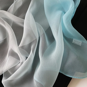 Detail eines Chiffon-Hidschabs mit Farbverlauf von Weiß zu Blau und feiner Textur