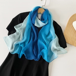 Detail eines Chiffon-Schals mit nahtlosem Farbverlauf von Blau zu Türkis für Damen