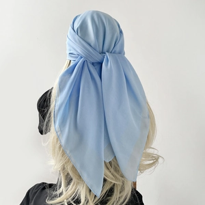 Himmelblaues einfarbiges Kopftuch aus atmungsaktivem Stoff als Kopfbedeckung getragen