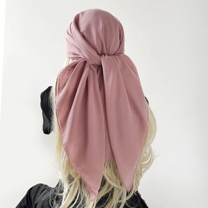 Detailaufnahme des eleganten Kopftuchs in Altrosa aus weichem Chiffon mit schönem Fall