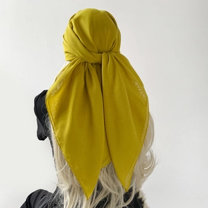 Rückansicht eines ingwergelben Chiffon-Kopftuchs, elegant gebunden mit fließendem Fall