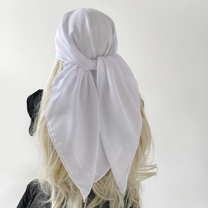 Rückansicht eines weißen Chiffon-Dreieckstuchs auf hellem blondem welligem Haar