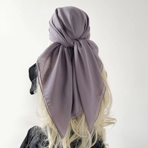 Detail eines lila Chiffon-Vierecktuchs, hinten gebunden, zeigt weichen Faltenwurf