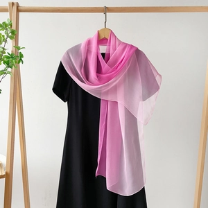 Eleganter Damen-Chiffonschal mit Regenbogen-Farbverlauf an einem Holzkleiderbügel