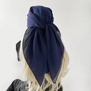 Detail eines eleganten dunkelblauen Chiffon-Kopftuchs mit weich fallendem Stoff