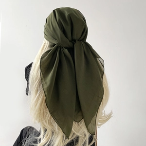 Detailansicht eines dunkelgrünen Chiffon-Kopftuchs mit leichter Textur und Fall
