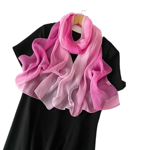 Leichtes Kopftuch aus Perl-Chiffon mit rosa Farbverlauf und natürlicher Textur