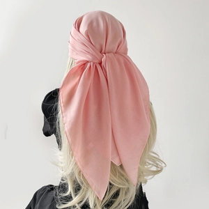 Rückansicht eines eleganten rosa Chiffon-Kopftuchs, gebunden mit fließenden Enden