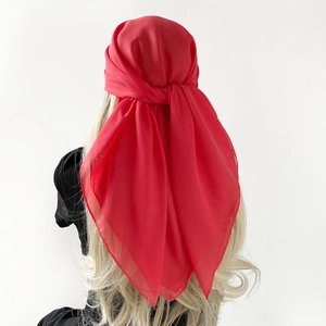 Detailansicht der Rückseite eines roten Chiffon-Kopftuchs mit elegantem Faltenwurf