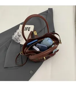 Détail de l'intérieur spacieux avec poche zippée pour sac cabas en laine à carreaux