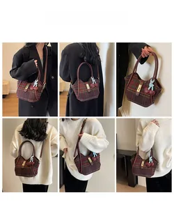 Détails d'un sac cabas à carreaux avec breloque cerise montrant divers styles de porté