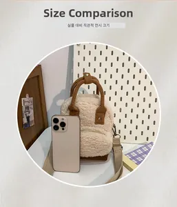 Confronto delle dimensioni tra la borsa a tracolla in peluche bianca e uno smartphone