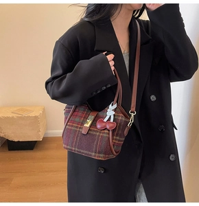 Détail du sac cabas à carreaux vintage avec breloque cerise rouge et fermoir doré rotatif