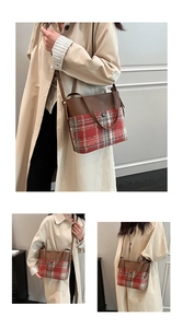 Détail du sac seau vintage avec mélange de cuir marron et tissu à carreaux élégant