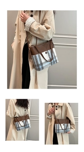 Détail d'un sac bandoulière en cuir marron et tissu à carreaux avec lettrage mode