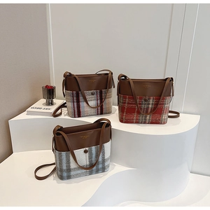 Trois sacs seaux vintage élégants en cuir PU marron avec une fine texture à carreaux