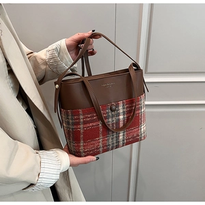 Détail du sac cabas rétro en patchwork de cuir marron et de texture tweed à carreaux