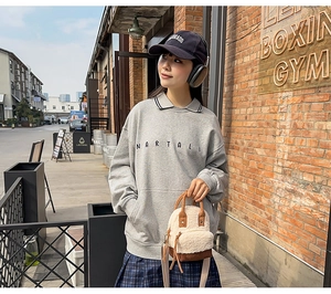 Felpa polo grigia oversize con ricamo NARTALI e borsa a mano in peluche morbida e chic