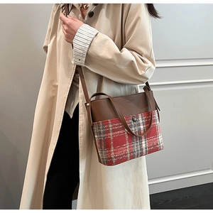 Détail du sac à carreaux en tweed et cuir marron sur trench-coat beige