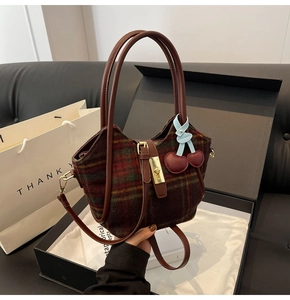 Sac cabas classique en laine à carreaux rouge et vert avec poignées en cuir en coffret