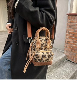 Dettaglio borsa a tracolla in peluche leopardata con spalline in velluto e frange lunghe