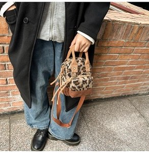 Borsa a tracolla in peluche leopardata con cinturino marrone indossata da modella