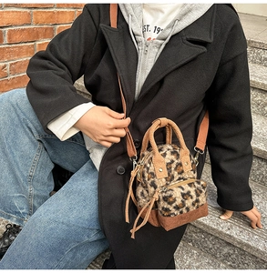Dettaglio della borsa a tracolla in peluche leopardata con manici in velluto a coste