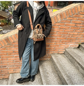 Borsa a tracolla in peluche con stampa leopardata e cinturino in nylon arancione all'aperto