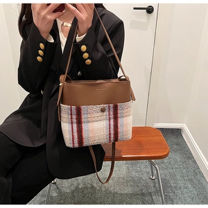 Détail du sac seau vintage en cuir marron et tissu tweed multicolore avec texture