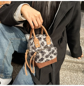Dettaglio dello zaino mini in peluche leopardato grigio con finiture in velluto marrone